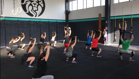 CrossFit Wild Lions 1 La classe alle prese con un esercizio di tenuta, in massima accosciata, durante il WARM UP (riscaldamento)