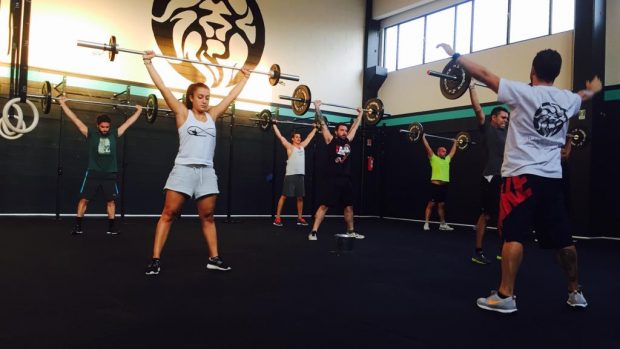 CrossFit Wild Lions Coach Simone Nera mentre spiega alla classe la posizione di OVER HEAD con bilanciere